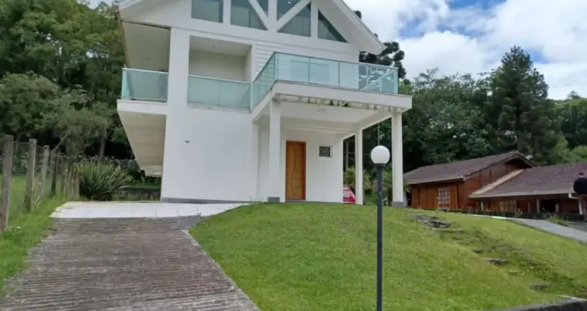 VENDE-SE EXCELENTE CASA NO CONDOMÍNIO FECHADO RESORT FAZENDA EM PIRAQUARA CONDOMÍNIO COM ESTRUTURA COMPLETA E EXCELENTE LAGOS ÁREA VERDE MUITO GRANDE.