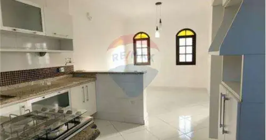 Sobrado espaçoso com 3 dormitórios e 4 vagas de garagem no Jardim Pinhal