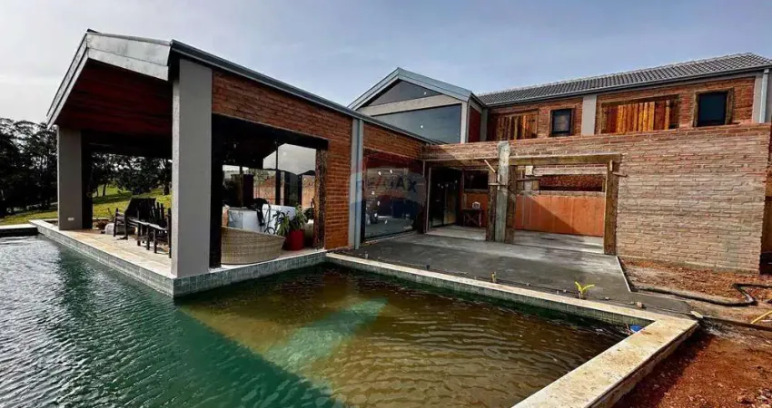 Luxo e Natureza: Casa de Sonho em Joanópolis Pé na água