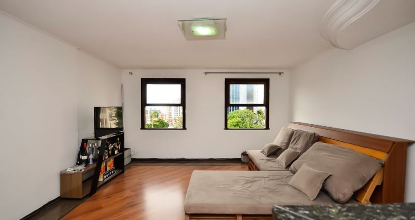Lindo apartamento no Bairro Cabral. Enfrente a igreja