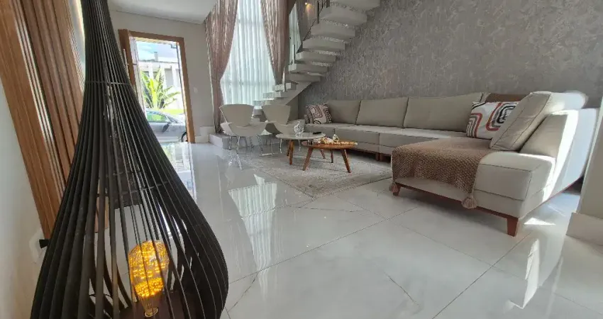 Linda casa decorada dentro de condomínio 3 quartos sendo 1 suíte