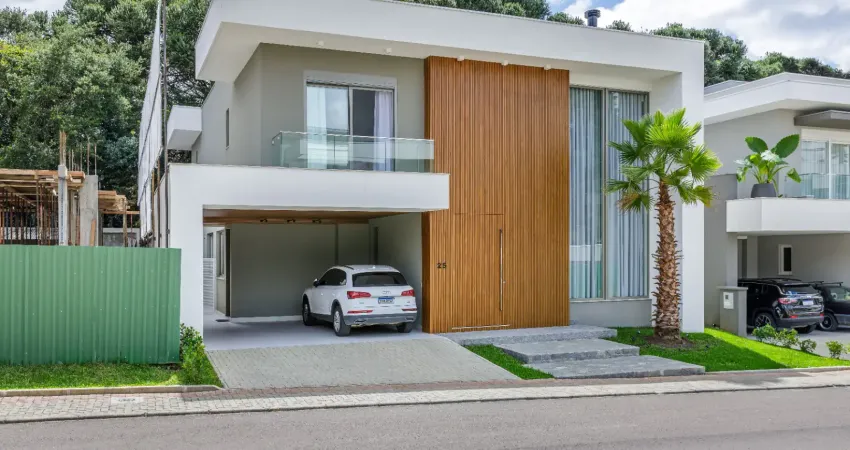 Belíssima casa de alto padrão com 4 suítes e 4 vagas ao lado do barigui