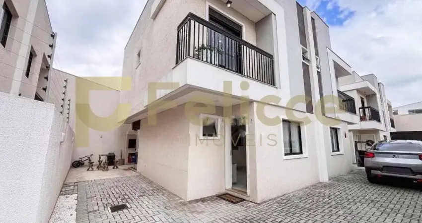 Sobrado Exclusivo no Boqueirão 134m² com Suíte Quintal e Churrasqueira