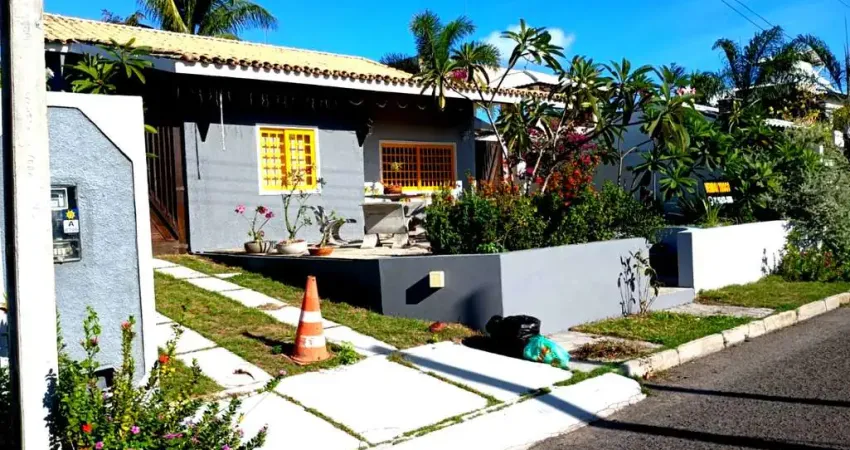 Luxuosa casa à venda em condomínio fechado em Camaçari-BA: 2 quartos, 1 sala, 2 banheiros, 4 vagas de garagem, área gourmet.