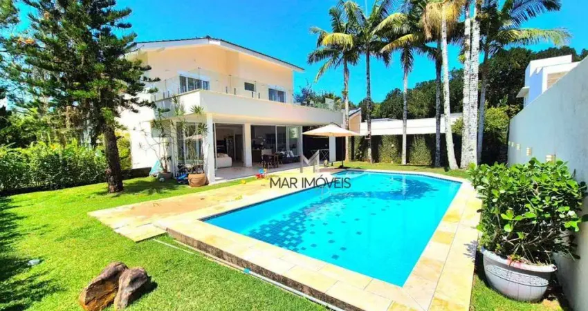 Linda casa, reformada em condomínio fechado de alto padrão em excelente localização!