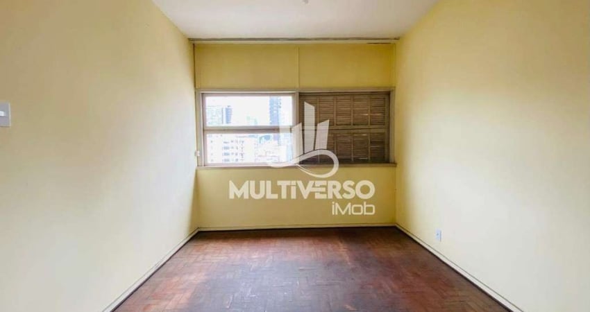 Kitnet à venda para reformar uma quadra da praia Gonzaga em Santos