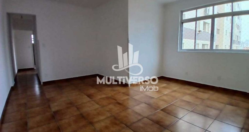 Apartamento 02 dormitórios sendo 01 suíte com dependência de empregada com vaga de garagem demarcada e elevador no Campo Grande em Santos - SP