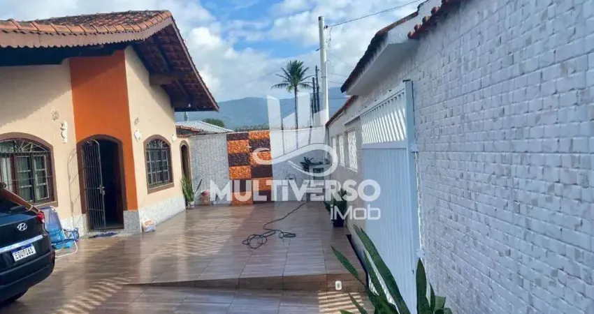 Linda casa térrea com piscina e edícula a 170 metros do Mar - Jardim Real !