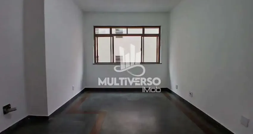 Apartamento 02 dormitórios com dependência de empregada vaga suficiente elevador no boqueirão - santos