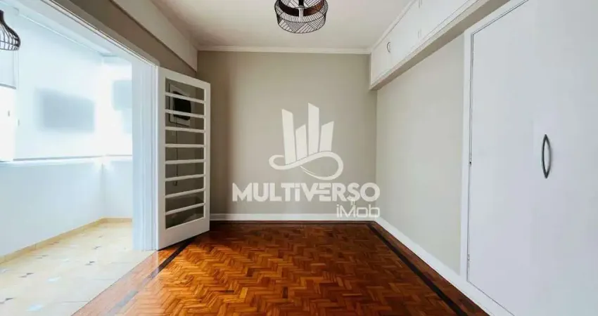 Amplo apartamento reformado uma quadra da praia com varanda 3 dormitórios + dependência Boqueirão em Santos