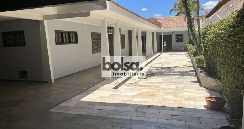 Casa espaçosa com 3 dormitórios (2 suítes), 305m² construídos e terreno de 508m² – conforto e qualidade!