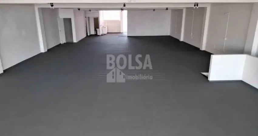 Prédio Comercial , Centro da Cidade, rua movimentada