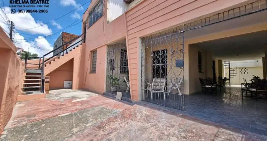 Vendo ampla casa muito bem localizada, próximo ao Kina do Feijão Aldeota, uma quadra para a Heráclito Graça