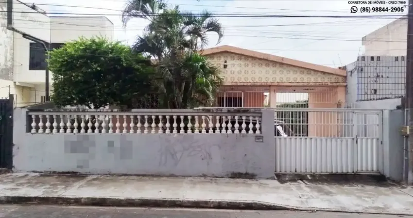 Casa plana com varanda, 3 quartos e quintal, na Jovita Feitosa