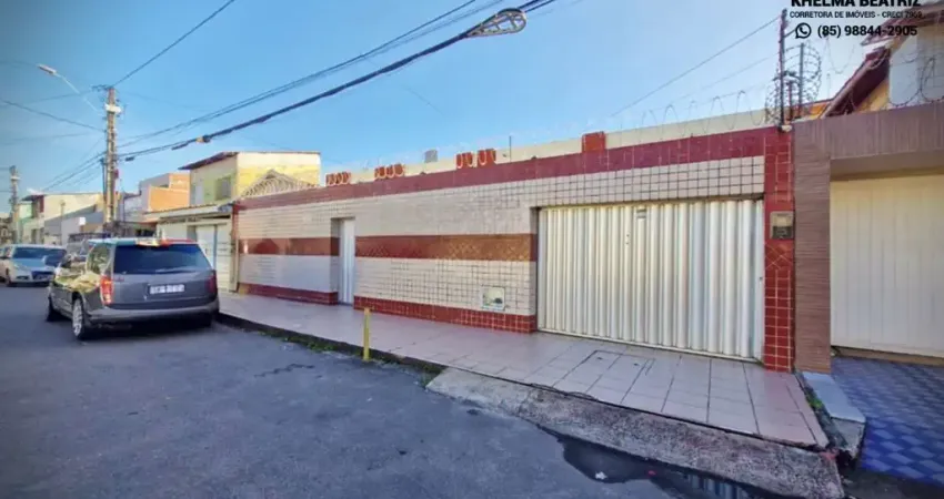 Vendo casa com 5 quartos , varanda , amplo quintal e amplo terreno, na Parquelândia