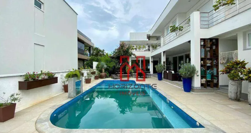 Casa a 150m da praia à venda em Jurerê Internacional - Florianópolis/SC