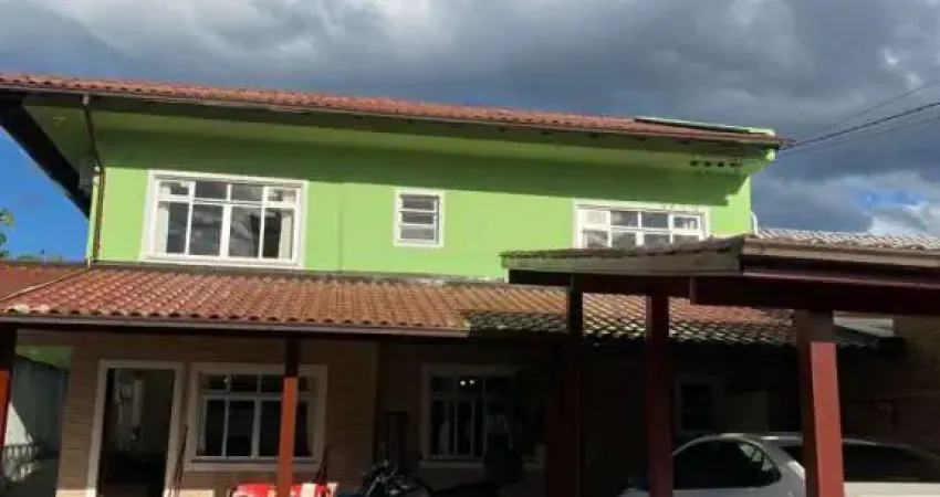 Casa com 180 m² e 03 dormitórios no Rio Caveiras em Biguaçu.