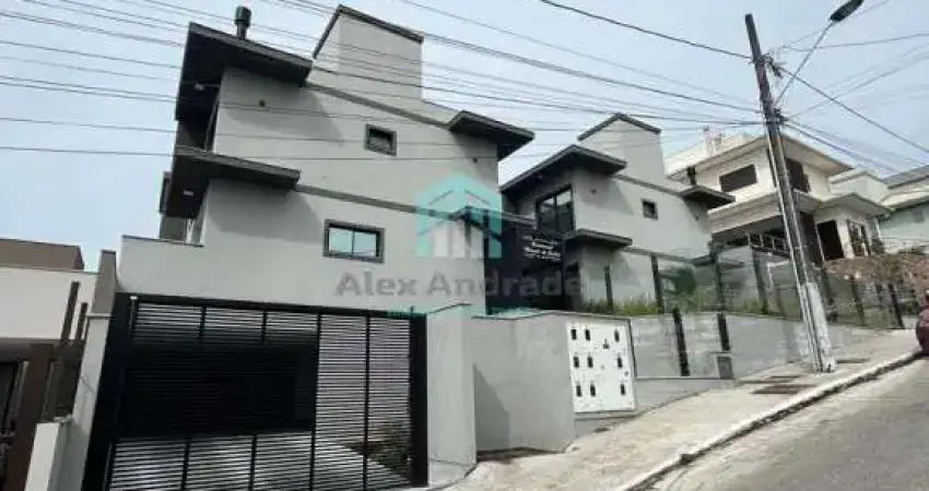 Ótima casa com 03 dormitórios e vaga dupla de garagem