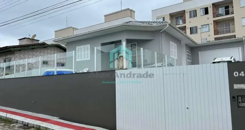 Casa à Venda em Serraria - 3 Dormitórios e 2 Suítes por R$990k