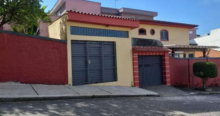 Sobrado com salão comercial estuda permuta com casa térrea de menor valor.