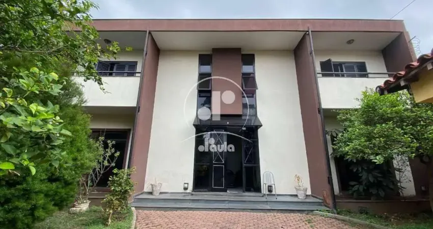 Sobrado e salão comercial no terreno de 564,00m2 e 367,00m2 de construção. 3 quartos, sendo 2 suítes, 4 salas, 08 vagas, quintal grande e vagas