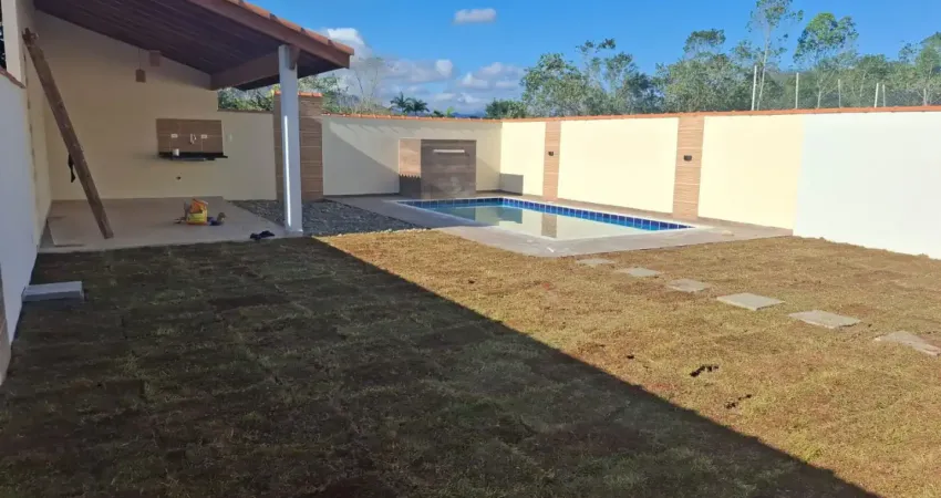 Casa nova a venda em pedro de toledo, excelente lugar, vale a pena.