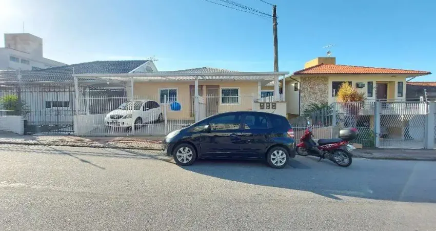 Casa com 3 quartos para alugar na Rua Cândido Amaro Damásio, 616, Barreiros, São José