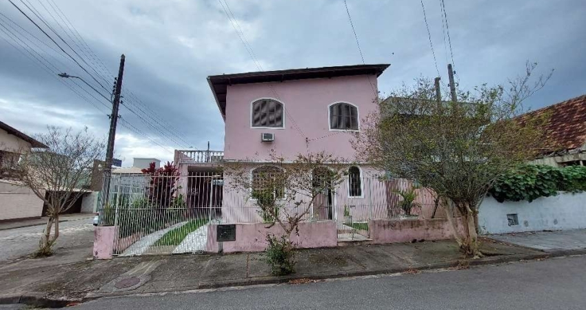 Casa com 3 quartos para alugar na Rua Raimundo Correia, 530, Estreito, Florianópolis