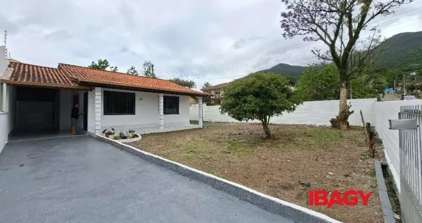 Casa com 3 quartos para alugar na Rua Vereador Joaquim Serafim Dutra, 93, Praia de Fora, Palhoça