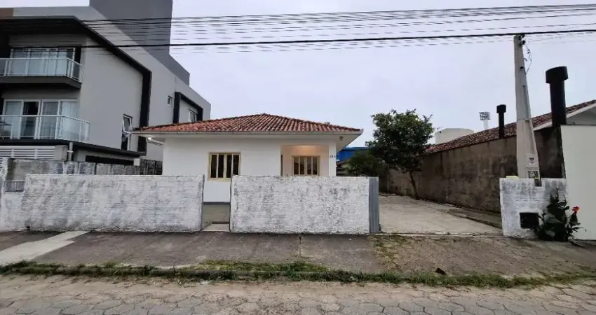 Excelente Casa 3 dormitório(s) em Carianos - Florianópolis