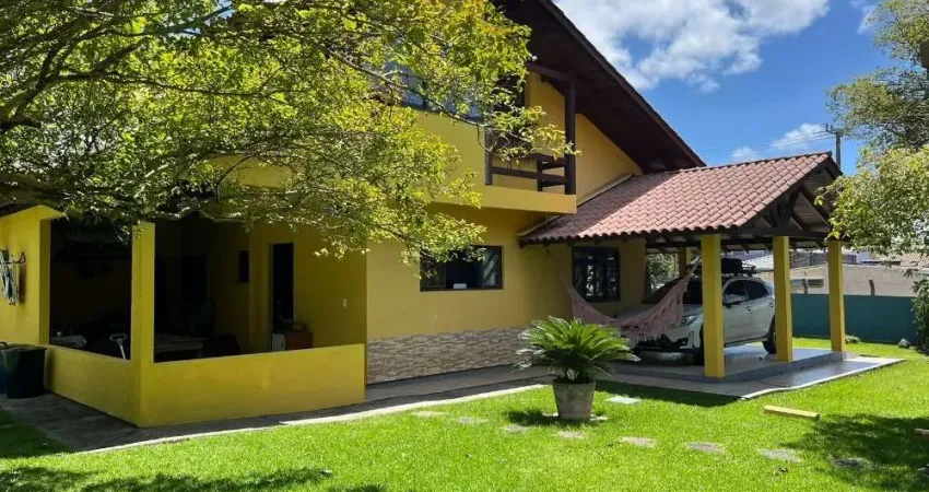 Linda Casa com 3 Quartos (1 Suíte), quadra de esportes e churrasqueira e a 500m da Praia!