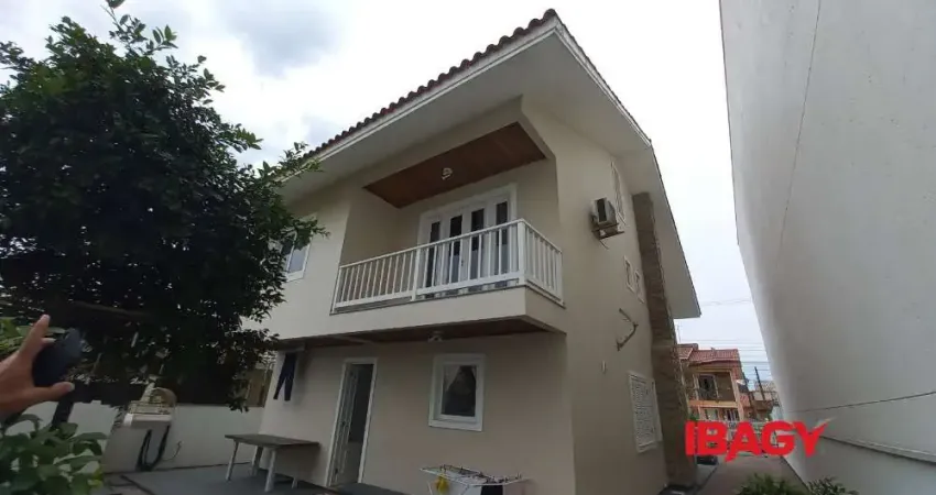 Casa com 3 quartos para alugar na Rua Ferrara, 194, Pagani, Palhoça