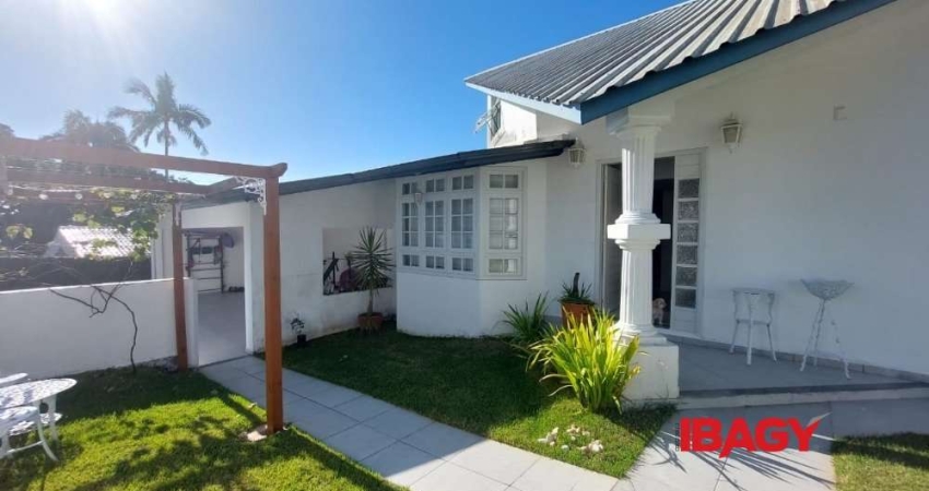 Casa com 4 quartos para alugar na Rua Jornalista Lázaro Bartolomeu, Centro, Florianópolis