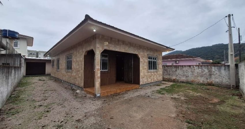 Casa com 3 quartos para alugar na Emídio Goulart, 218, Fundos, Biguaçu