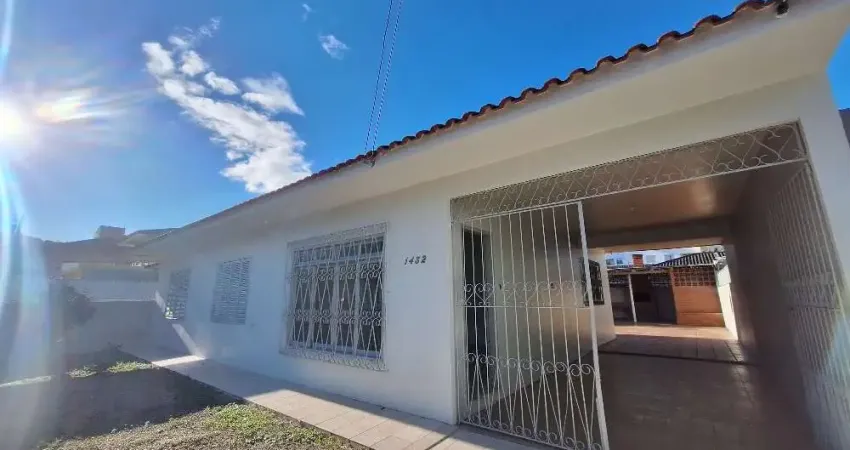 Casa com 3 quartos para alugar na Rua Benjamin Gerlack, 1432, Fazenda Santo Antônio, São José