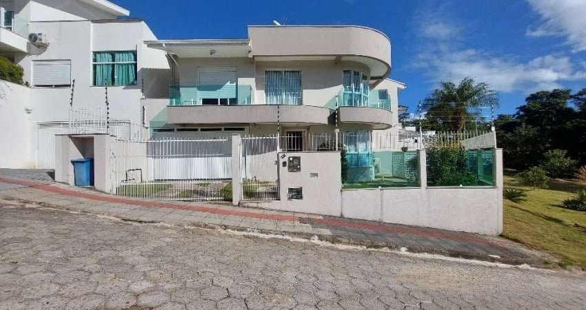 Casa com 4 quartos sendo 1 suíte + 2 Demi-Suítes no Bairro Itacorubi