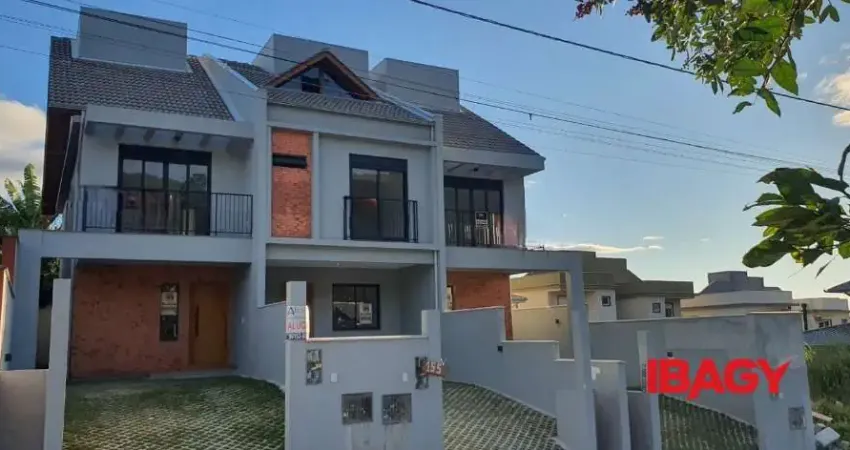 Casa com 3 quartos para alugar na Servidão Ana Maria da Costa, 155, Campeche, Florianópolis