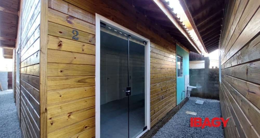 Casa comercial para alugar na Avenida Deputado Diomício Freitas, 494, Carianos, Florianópolis