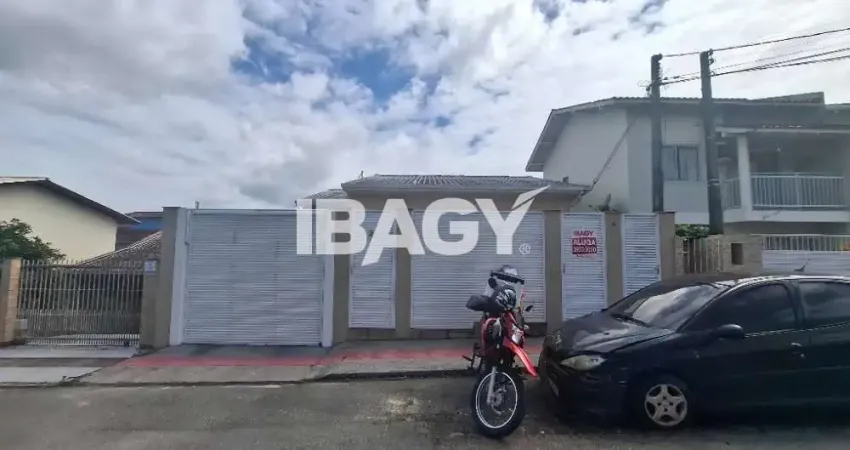 Casa com 1 quarto para alugar na Rua Barcellos, Forquilhas, São José