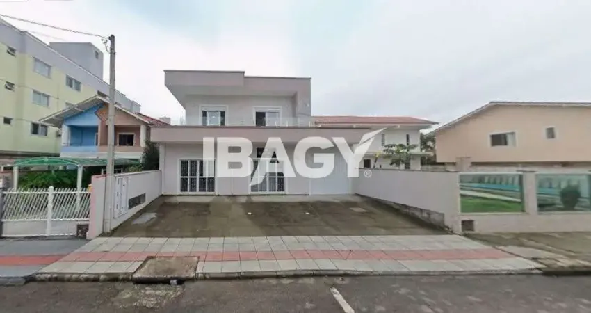 Casa com 3 quartos para alugar na Rua Trieste, 76, Pagani, Palhoça