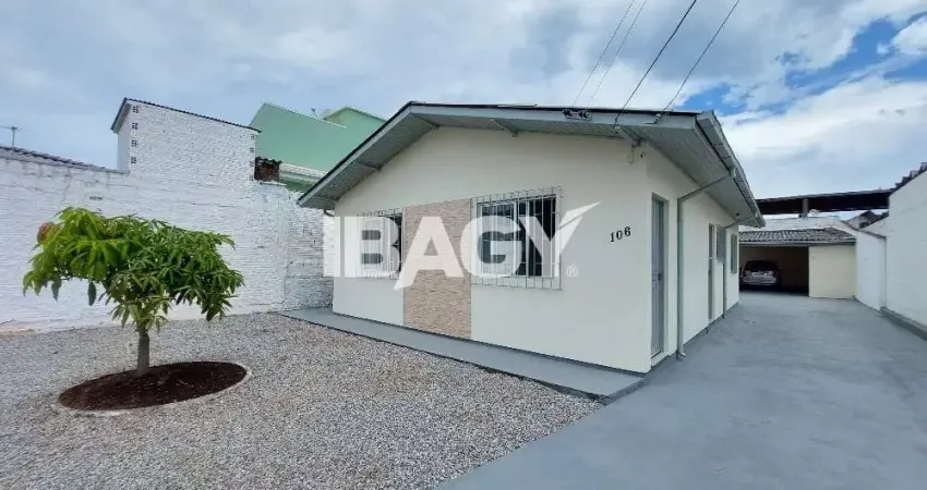 Casa com 3 quartos para alugar na Rua Laudelino Carvalho, 106, Forquilhinhas, São José