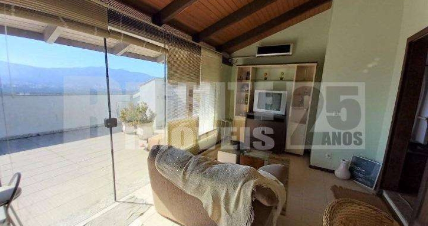 Casa com 6 quartos à venda no bairro Trindade em Florianópolis.