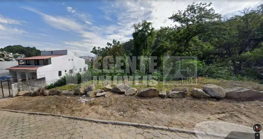 Terreno á venda no bairro Carvoeira em Florianópolis.