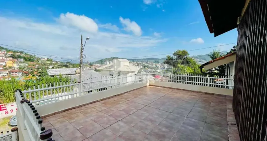 Casa com 4 dormitórios sendo 2 suítes Bairro Pantanal Florianópolis