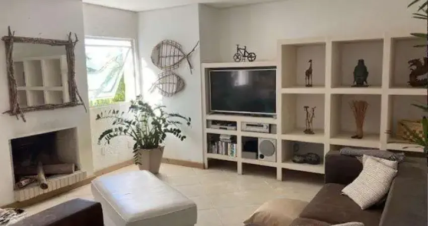 Casa contemporânea à venda com 3 quartos no bairro lagoa da conceição em florianópolis.