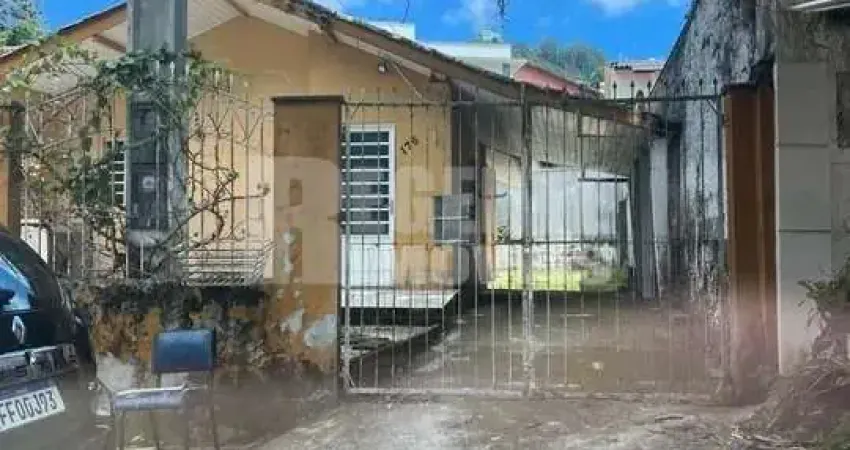 Terreno com 2 casas próximo a UFSC no Bairro Trindade em Florianópolis.