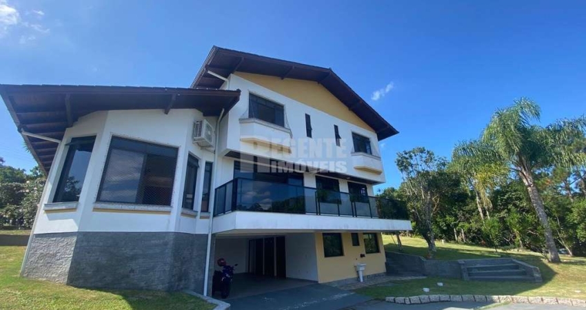 Excelente casa de 4 dormitórios no bairro Cacupé!