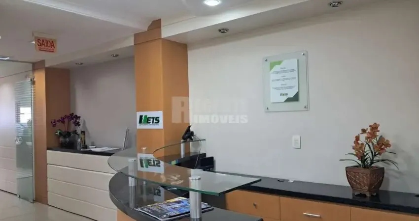 Grande oportunidade de sala bem ampla no centro.