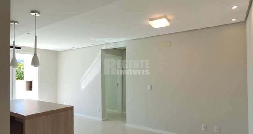 Apartamento com 2 dormitórios sendo uma suíte no bairro Trindade em Florianópolis.