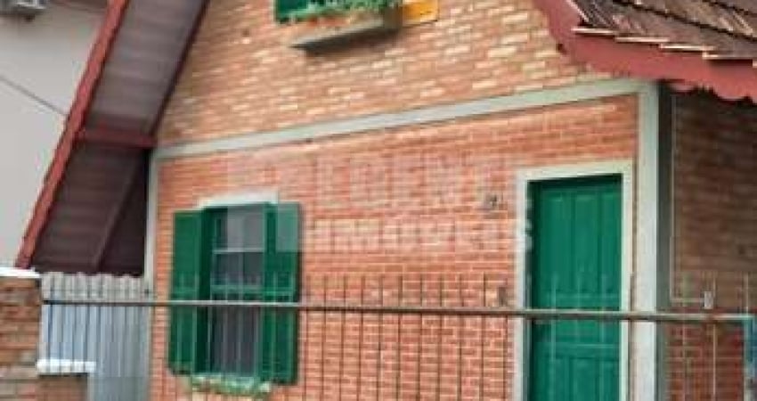 Ótima casa em estilo chalé com 2 dormitórios no bairro Campeche!